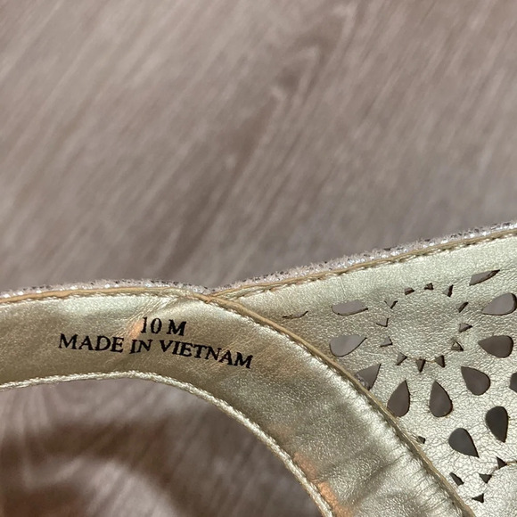 Anne Klein Akodea Light Gold Metallic Slingback Heels 10 - Picture 7 of 14